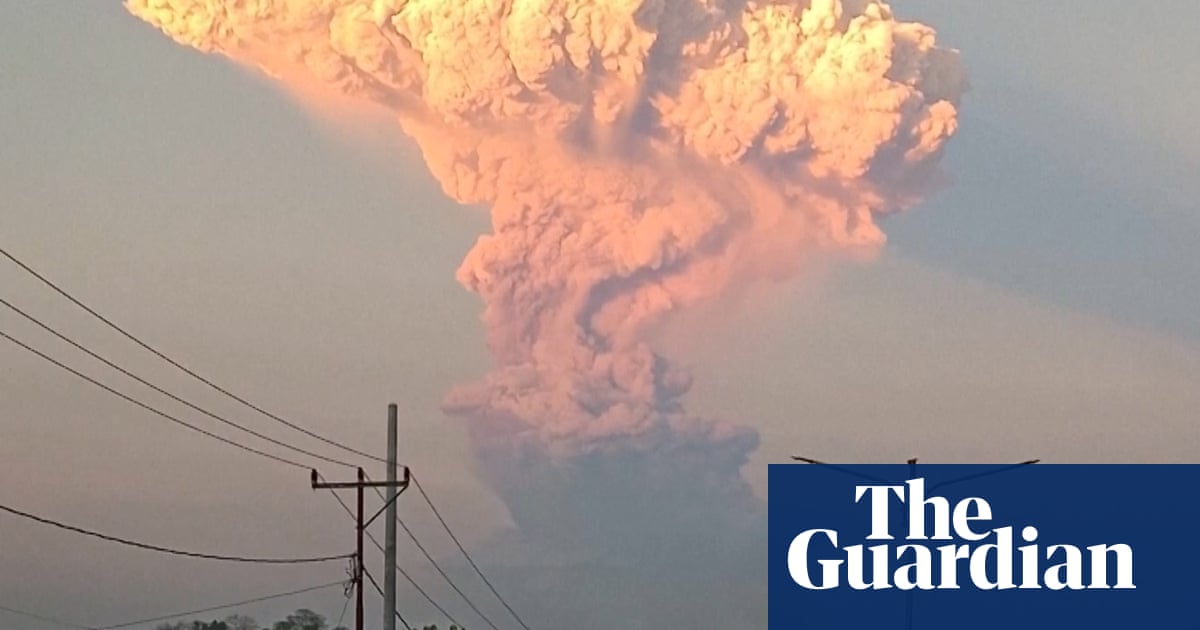 Giant ash plume rises from Indonesia’s Mount Lewotobi Laki-Laki volcano – video | Bali Giant ash plume rises from Indonesia’s Mount Lewotobi Laki-Laki volcano – video | Bali
