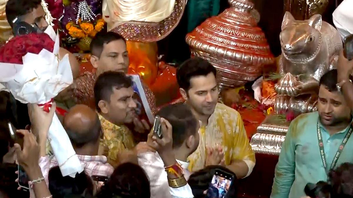 WATCH: Varun Prays To Lalbaugcha Raja